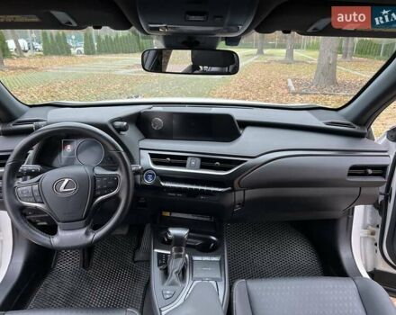 Белый Лексус UX, объемом двигателя 1.97 л и пробегом 87 тыс. км за 26000 $, фото 15 на Automoto.ua
