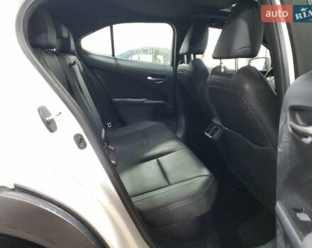 Білий Лексус UX, об'ємом двигуна 1.99 л та пробігом 90 тис. км за 8000 $, фото 9 на Automoto.ua