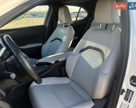 Белый Лексус UX, объемом двигателя 1.99 л и пробегом 14 тыс. км за 32000 $, фото 13 на Automoto.ua