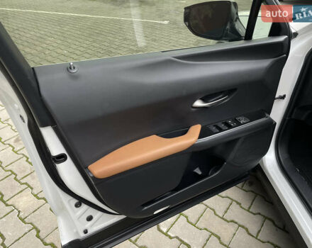 Белый Лексус UX, объемом двигателя 1.99 л и пробегом 70 тыс. км за 31000 $, фото 9 на Automoto.ua