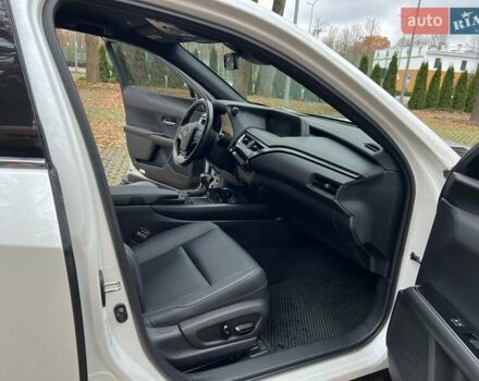 Белый Лексус UX, объемом двигателя 1.97 л и пробегом 87 тыс. км за 26000 $, фото 13 на Automoto.ua