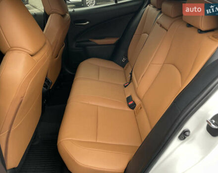 Белый Лексус UX, объемом двигателя 2 л и пробегом 70 тыс. км за 28700 $, фото 9 на Automoto.ua