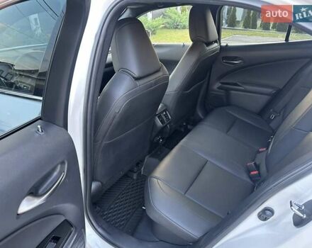 Лексус UX 2020 в Киеве на Automoto.ua Белый Лексус UX, объемом двигателя 1.99 л и пробегом 61 тыс. км за 27400 $, фото 11 на Automoto.ua