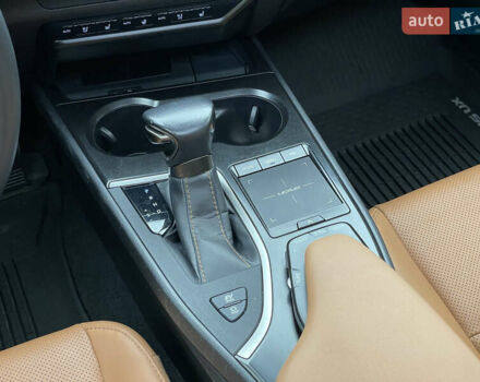Белый Лексус UX, объемом двигателя 2 л и пробегом 70 тыс. км за 28700 $, фото 12 на Automoto.ua