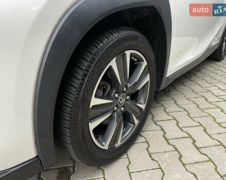 Белый Лексус UX, объемом двигателя 1.99 л и пробегом 70 тыс. км за 31000 $, фото 7 на Automoto.ua