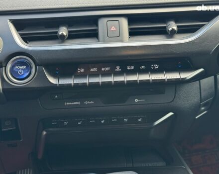 Білий Лексус UX, об'ємом двигуна 2 л та пробігом 70 тис. км за 25940 $, фото 16 на Automoto.ua