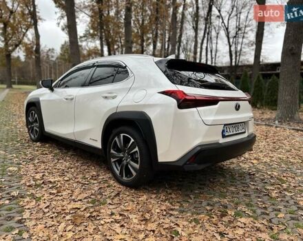 Белый Лексус UX, объемом двигателя 1.97 л и пробегом 87 тыс. км за 26000 $, фото 1 на Automoto.ua