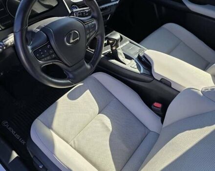 Белый Лексус UX, объемом двигателя 2 л и пробегом 72 тыс. км за 26000 $, фото 1 на Automoto.ua