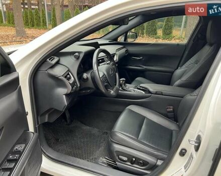 Белый Лексус UX, объемом двигателя 1.97 л и пробегом 87 тыс. км за 26000 $, фото 9 на Automoto.ua