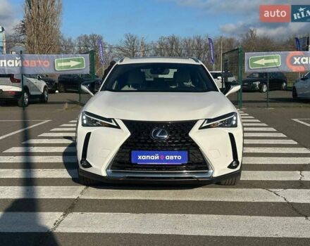 Белый Лексус UX, объемом двигателя 1.99 л и пробегом 14 тыс. км за 32000 $, фото 2 на Automoto.ua