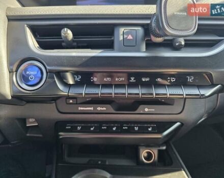 Белый Лексус UX, объемом двигателя 2 л и пробегом 72 тыс. км за 26000 $, фото 3 на Automoto.ua