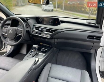 Белый Лексус UX, объемом двигателя 2 л и пробегом 72 тыс. км за 27900 $, фото 17 на Automoto.ua
