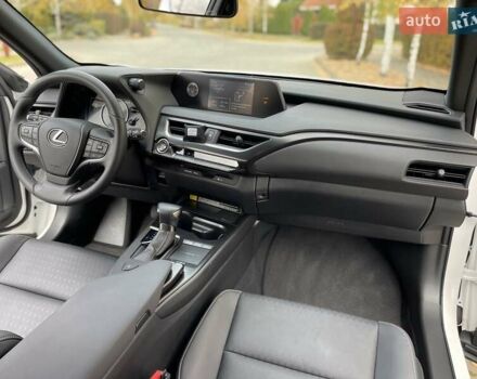 Белый Лексус UX, объемом двигателя 2 л и пробегом 72 тыс. км за 27900 $, фото 25 на Automoto.ua