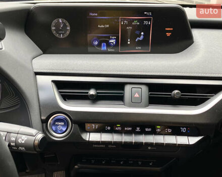 Білий Лексус UX, об'ємом двигуна 2 л та пробігом 22 тис. км за 30200 $, фото 35 на Automoto.ua