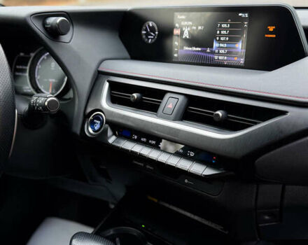 Белый Лексус UX, объемом двигателя 2 л и пробегом 56 тыс. км за 32000 $, фото 12 на Automoto.ua