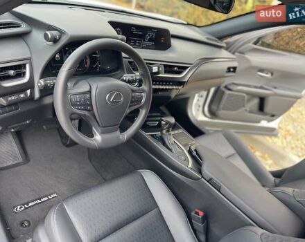Белый Лексус UX, объемом двигателя 2 л и пробегом 72 тыс. км за 27900 $, фото 19 на Automoto.ua