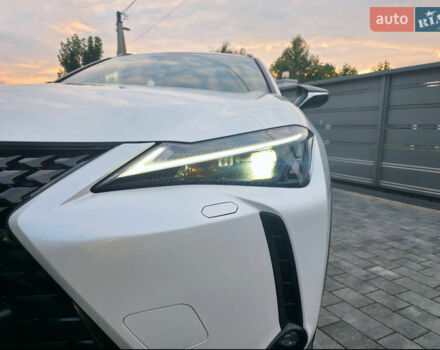 Білий Лексус UX, об'ємом двигуна 1.99 л та пробігом 68 тис. км за 34600 $, фото 25 на Automoto.ua