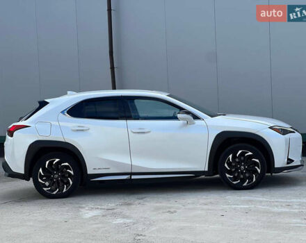 Белый Лексус UX, объемом двигателя 0 л и пробегом 75 тыс. км за 22000 $, фото 3 на Automoto.ua