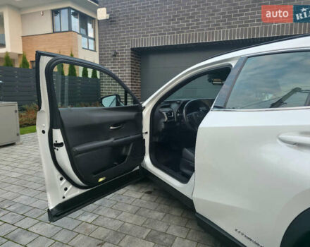 Білий Лексус UX, об'ємом двигуна 1.99 л та пробігом 68 тис. км за 34600 $, фото 18 на Automoto.ua