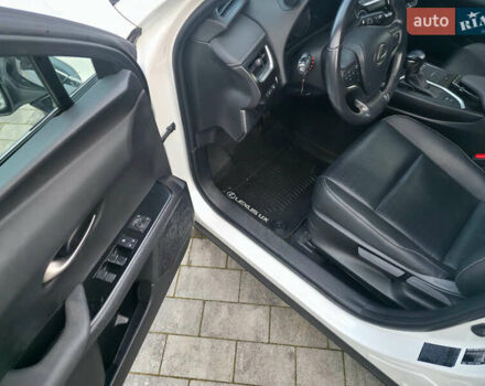 Лексус UX 2022 в Львове на Automoto.ua Белый Лексус UX, объемом двигателя 1.99 л и пробегом 68 тыс. км за 34990 $, фото 18 на Automoto.ua