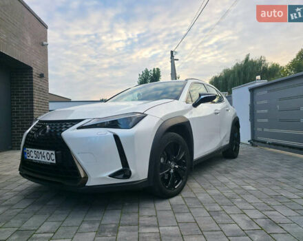 Білий Лексус UX, об'ємом двигуна 1.99 л та пробігом 68 тис. км за 34600 $, фото 2 на Automoto.ua