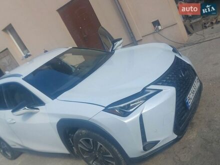 Белый Лексус UX, объемом двигателя 1.99 л и пробегом 27 тыс. км за 25000 $, фото 1 на Automoto.ua