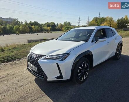 Белый Лексус UX, объемом двигателя 2 л и пробегом 72 тыс. км за 26000 $, фото 1 на Automoto.ua