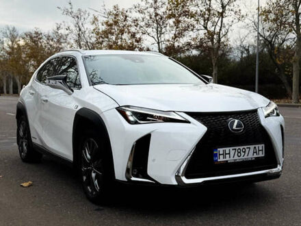 Белый Лексус UX, объемом двигателя 2 л и пробегом 56 тыс. км за 32000 $, фото 1 на Automoto.ua