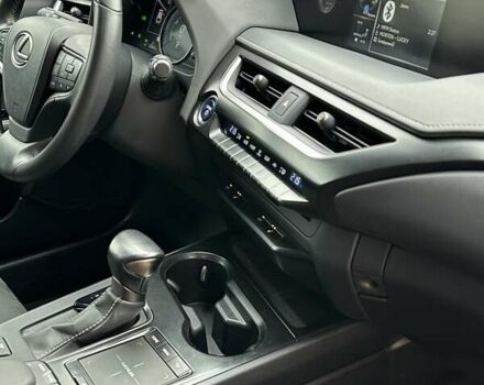 Черный Лексус UX, объемом двигателя 2 л и пробегом 25 тыс. км за 33750 $, фото 93 на Automoto.ua
