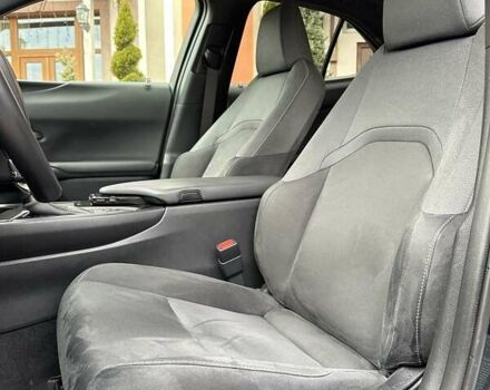 Черный Лексус UX, объемом двигателя 2 л и пробегом 25 тыс. км за 33750 $, фото 76 на Automoto.ua