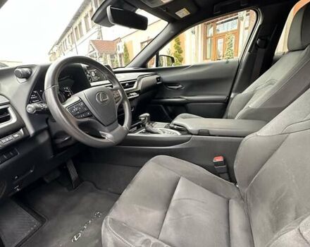 Черный Лексус UX, объемом двигателя 2 л и пробегом 25 тыс. км за 33750 $, фото 75 на Automoto.ua