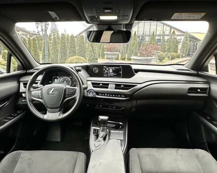 Черный Лексус UX, объемом двигателя 2 л и пробегом 25 тыс. км за 33750 $, фото 61 на Automoto.ua