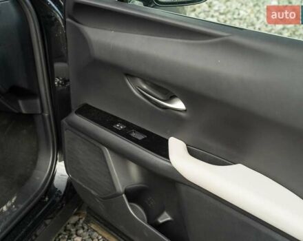 Чорний Лексус UX, об'ємом двигуна 2 л та пробігом 64 тис. км за 29900 $, фото 38 на Automoto.ua