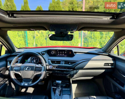 Красный Лексус UX, объемом двигателя 1.99 л и пробегом 47 тыс. км за 28500 $, фото 8 на Automoto.ua