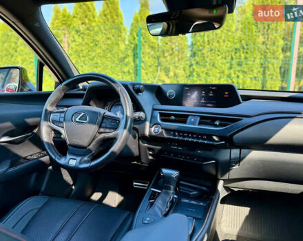 Красный Лексус UX, объемом двигателя 1.99 л и пробегом 47 тыс. км за 28500 $, фото 9 на Automoto.ua