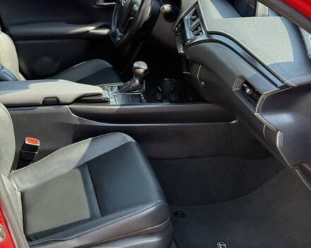 Красный Лексус UX, объемом двигателя 2 л и пробегом 54 тыс. км за 28700 $, фото 24 на Automoto.ua