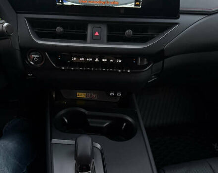 Красный Лексус UX, объемом двигателя 1.99 л и пробегом 4 тыс. км за 39500 $, фото 4 на Automoto.ua