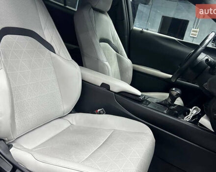 Сірий Лексус UX, об'ємом двигуна 1.99 л та пробігом 106 тис. км за 30400 $, фото 12 на Automoto.ua