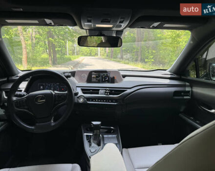 Сірий Лексус UX, об'ємом двигуна 1.99 л та пробігом 40 тис. км за 25500 $, фото 19 на Automoto.ua