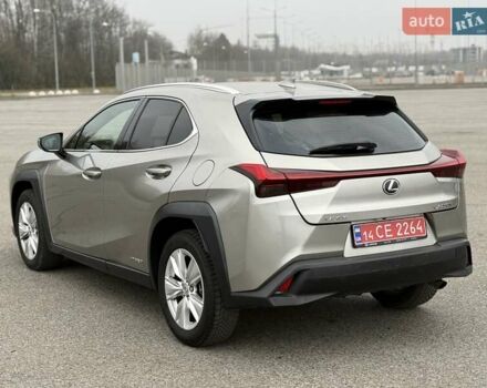 Серый Лексус UX, объемом двигателя 1.99 л и пробегом 68 тыс. км за 27800 $, фото 3 на Automoto.ua