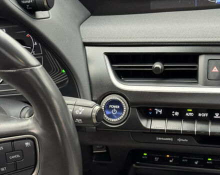 Сірий Лексус UX, об'ємом двигуна 1.99 л та пробігом 115 тис. км за 27500 $, фото 22 на Automoto.ua