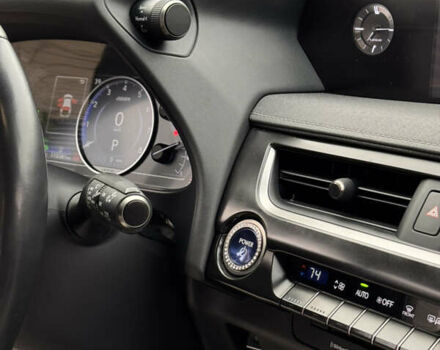 Сірий Лексус UX, об'ємом двигуна 1.99 л та пробігом 115 тис. км за 27500 $, фото 21 на Automoto.ua