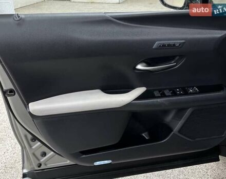 Сірий Лексус UX, об'ємом двигуна 1.99 л та пробігом 27 тис. км за 9800 $, фото 8 на Automoto.ua