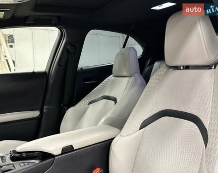 Сірий Лексус UX, об'ємом двигуна 1.99 л та пробігом 27 тис. км за 9800 $, фото 10 на Automoto.ua
