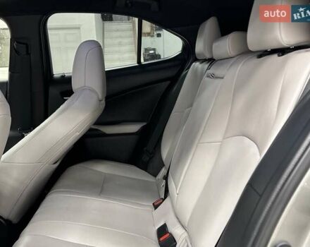 Сірий Лексус UX, об'ємом двигуна 1.99 л та пробігом 27 тис. км за 9800 $, фото 16 на Automoto.ua