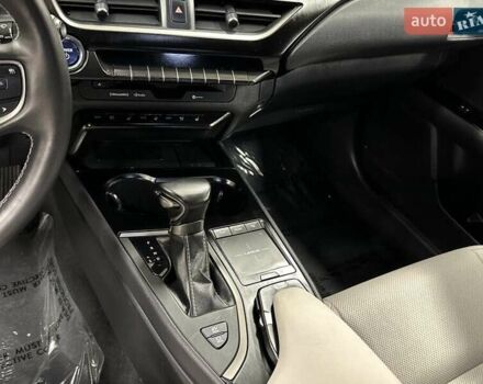 Сірий Лексус UX, об'ємом двигуна 1.99 л та пробігом 27 тис. км за 9800 $, фото 14 на Automoto.ua