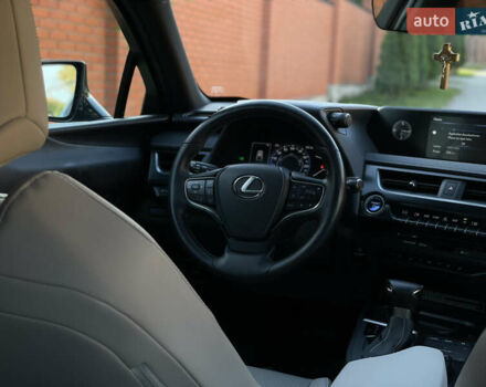 Сірий Лексус UX, об'ємом двигуна 2 л та пробігом 50 тис. км за 35000 $, фото 28 на Automoto.ua