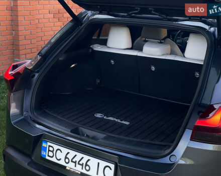 Сірий Лексус UX, об'ємом двигуна 2 л та пробігом 50 тис. км за 35000 $, фото 27 на Automoto.ua