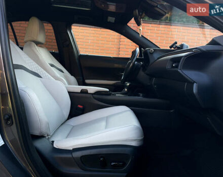 Сірий Лексус UX, об'ємом двигуна 2 л та пробігом 50 тис. км за 35000 $, фото 25 на Automoto.ua