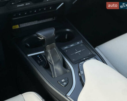 Сірий Лексус UX, об'ємом двигуна 2 л та пробігом 50 тис. км за 35000 $, фото 13 на Automoto.ua